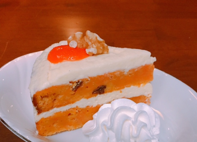 アメリカの味キャロットケーキをしっとりと当店風に仕上げました