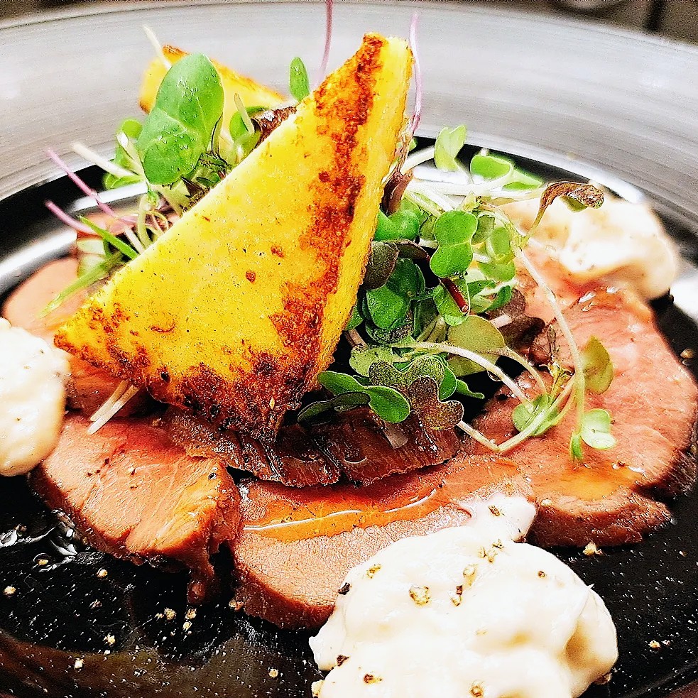対馬産猪ヒレ肉のコンフィ トンナートソース