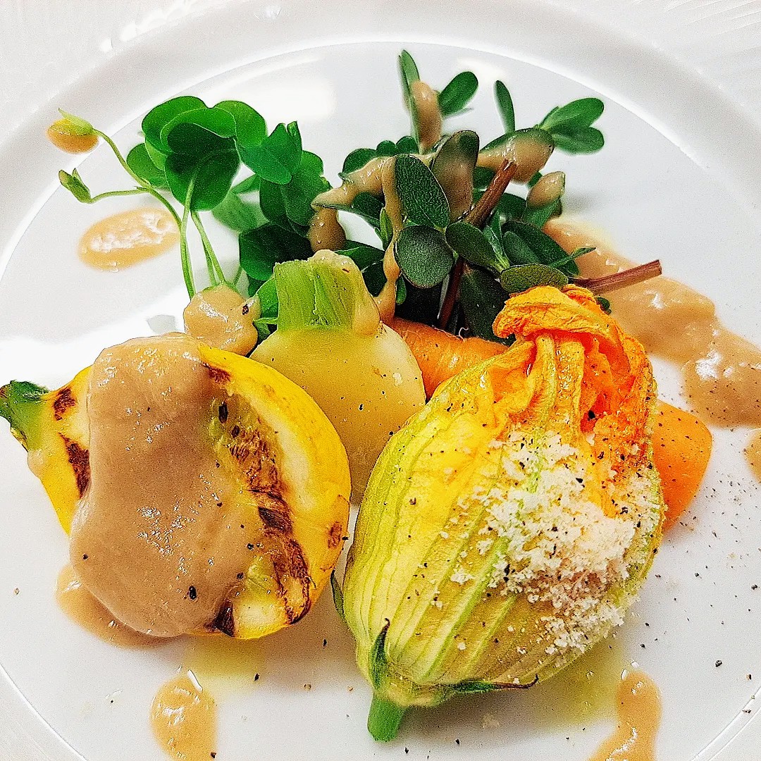 自然栽培野菜の自家製バーニャカウダソースかけと花ズッキーニのオーブン焼き