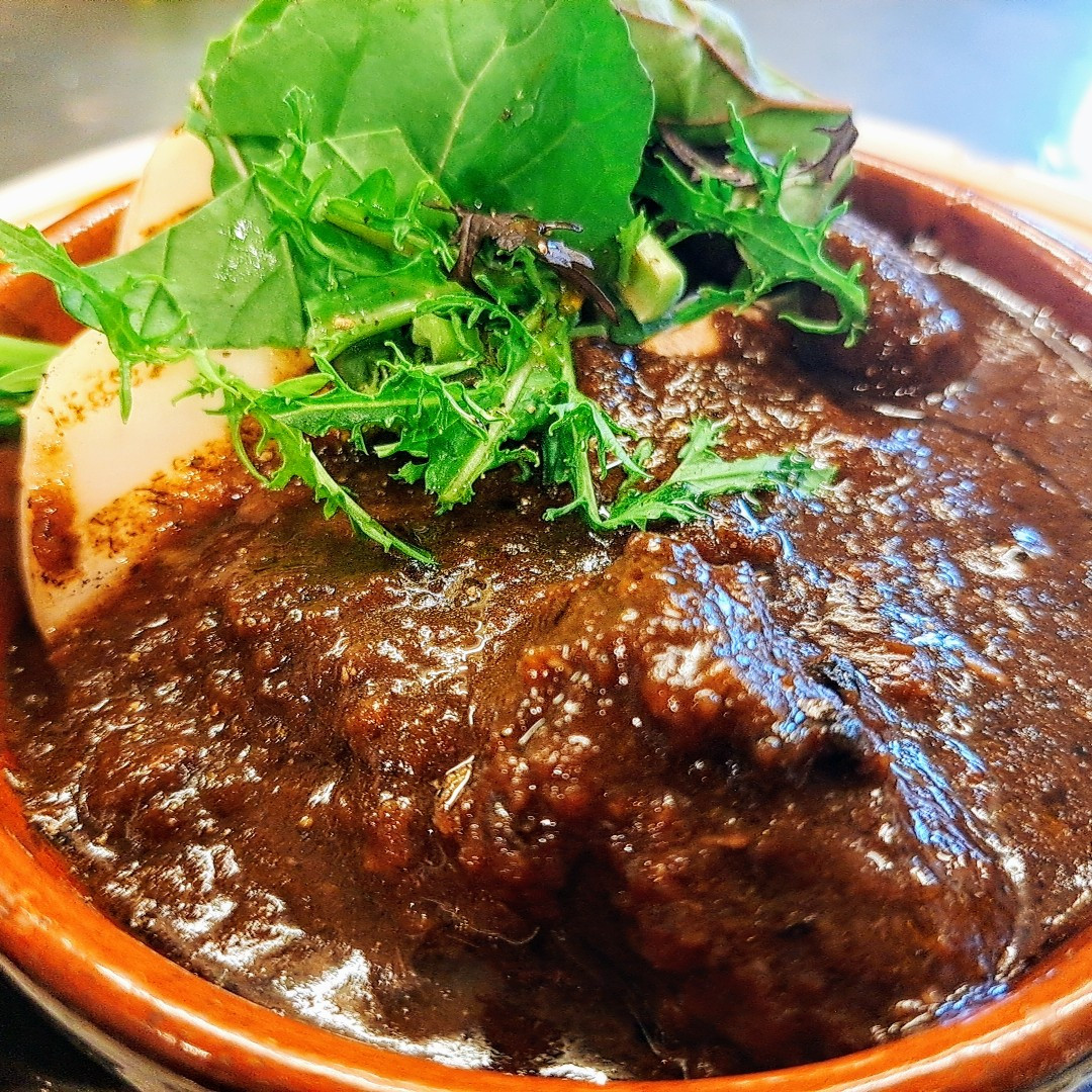 国産牛ホホ肉の黒コショウを効かせた赤ワイン煮込み“ペポーゾ”