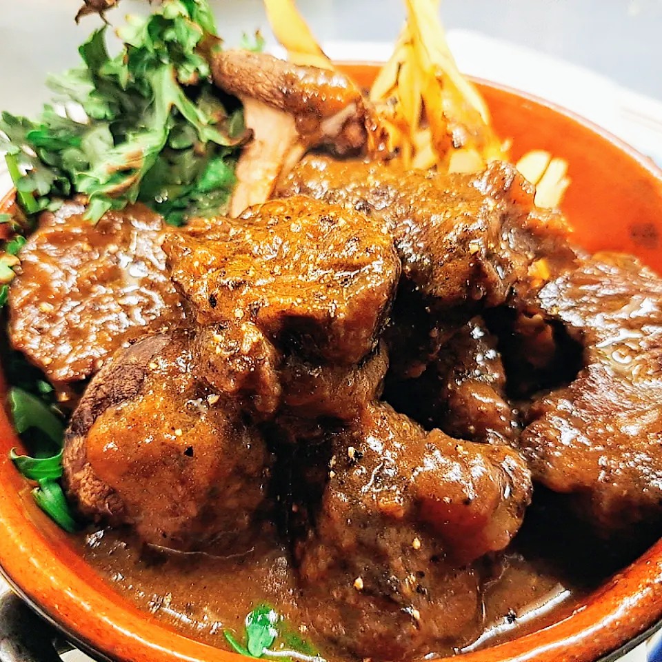 国産牛ほほ肉の黒コショウを効かせた赤ワイン煮込み“ペポーゾ”