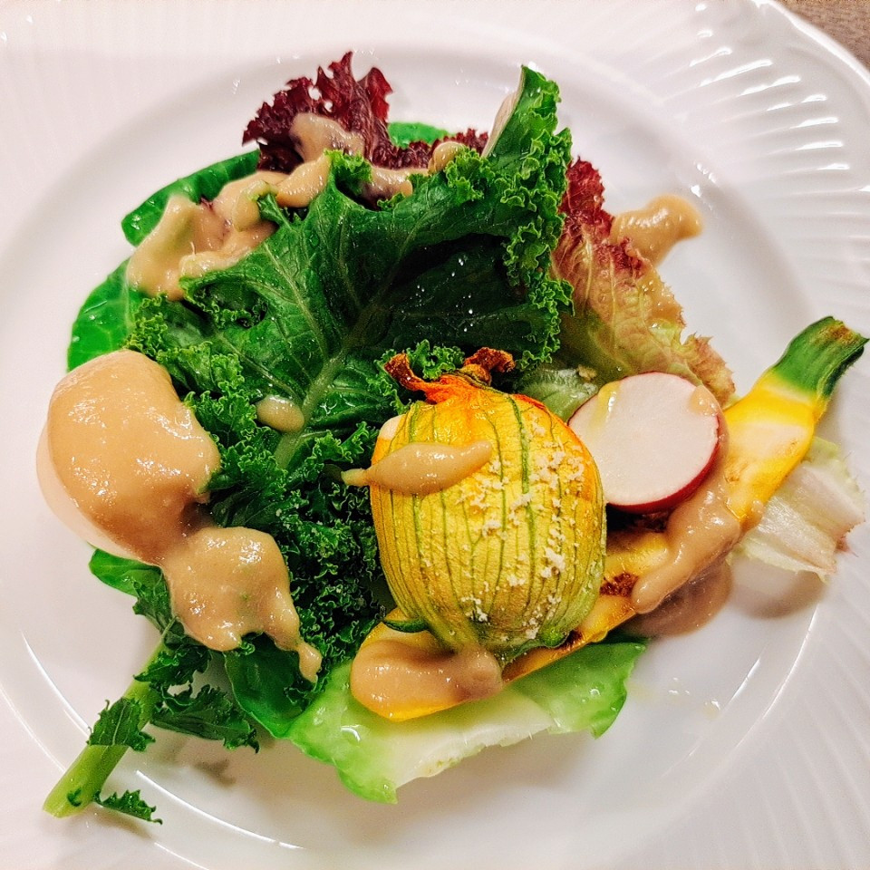 西尾市ベジタ屋さんの有機野菜のバーニャカウダソース掛け&自家製リコッタチーズを詰めた花ズッキーニのオーブン焼き