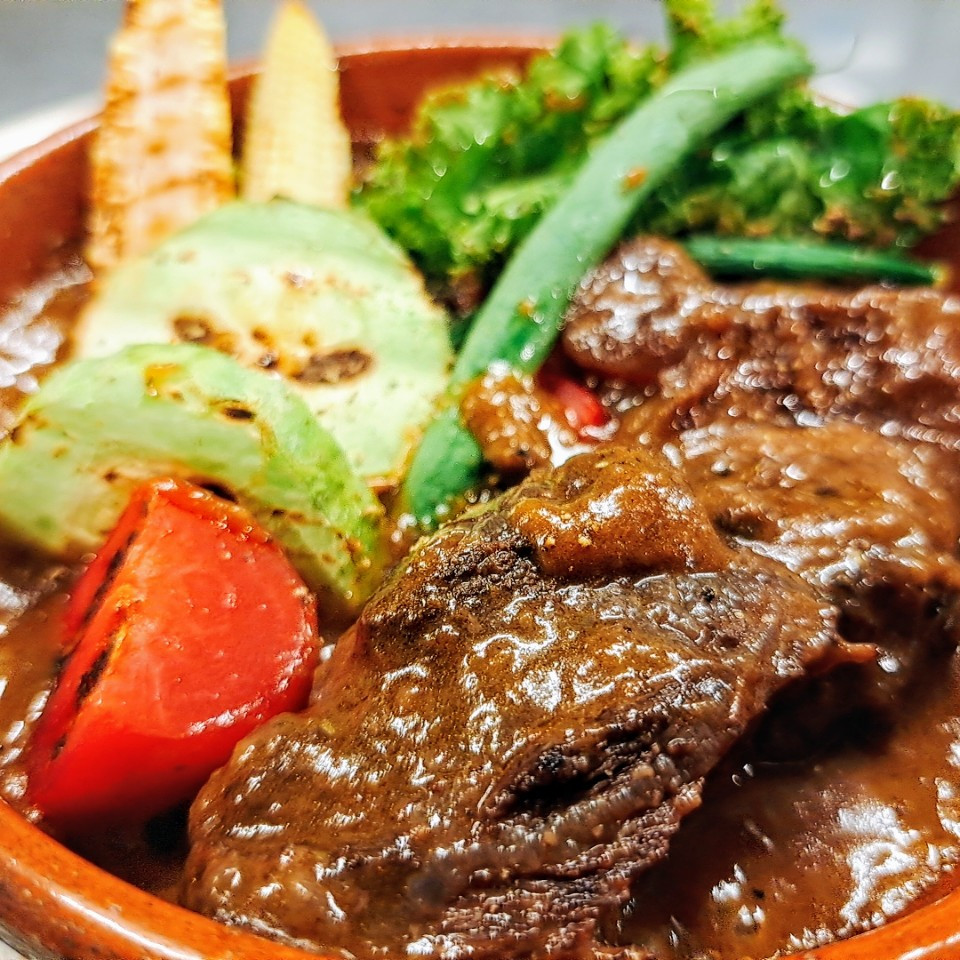 国産牛ほほ肉の黒コショウを効かせた赤ワイン煮込み“ペポーゾ”