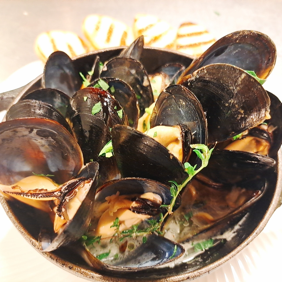 宮城県産ムール貝の白ワイン蒸しとガーリックトースト