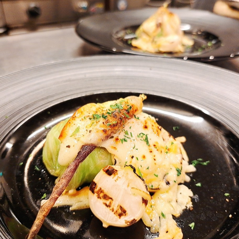 ロールキャベツとベジタ屋さん有機野菜と燻製モッツァレラチーズのオーブン焼き “カプネット”