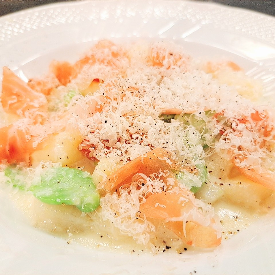 空豆とペコリーノチーズのソース  新じゃがの自家製ニョッキ 生ハムのせ