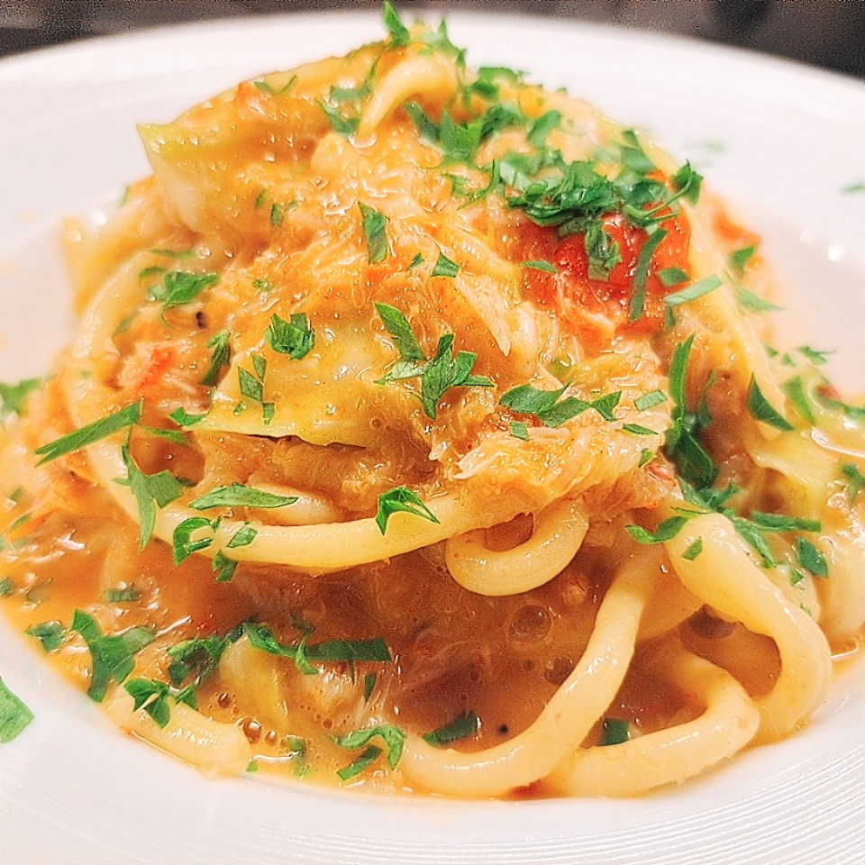 佐渡島産ズワイガニと桜エビとミニトマトの生パスタ