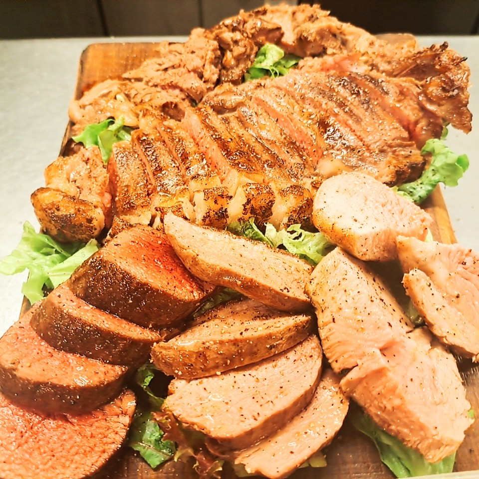 【お肉盛り合わせ】
