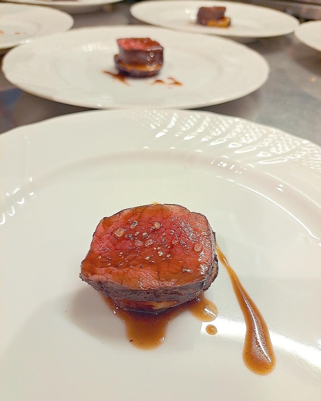鹿背ロース肉のグリルとイチジクの重ね