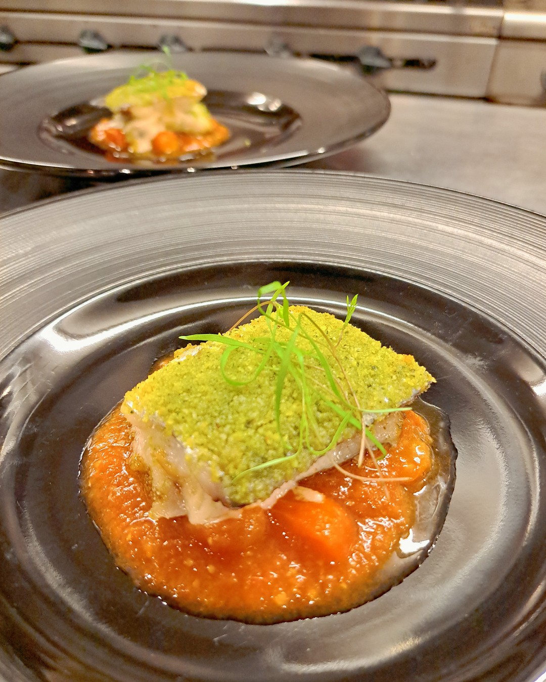 太刀魚と燻製モッツァレラチーズの香草パン粉焼き  少し辛いトマトソース