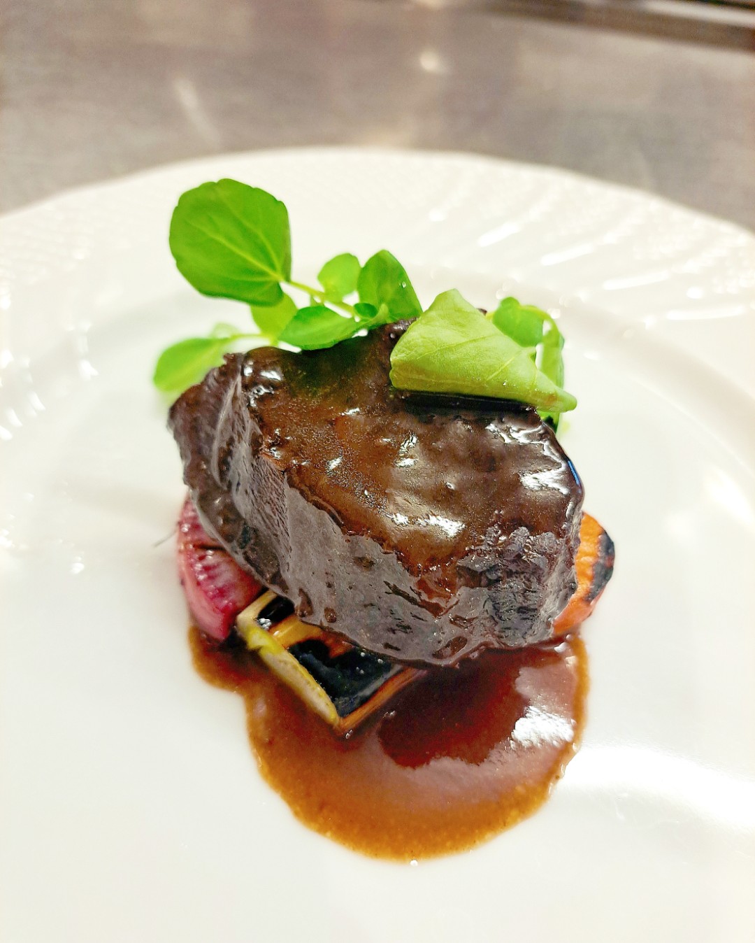 国産牛ほほ肉の赤ワイン煮込み