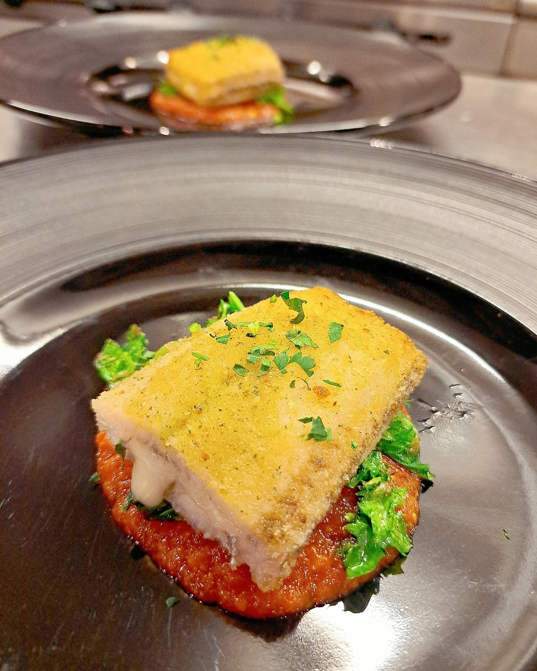 チーズを挟んだ太刀魚の香草パン粉焼き  わさび菜と少ーしピリ辛のトマトソース