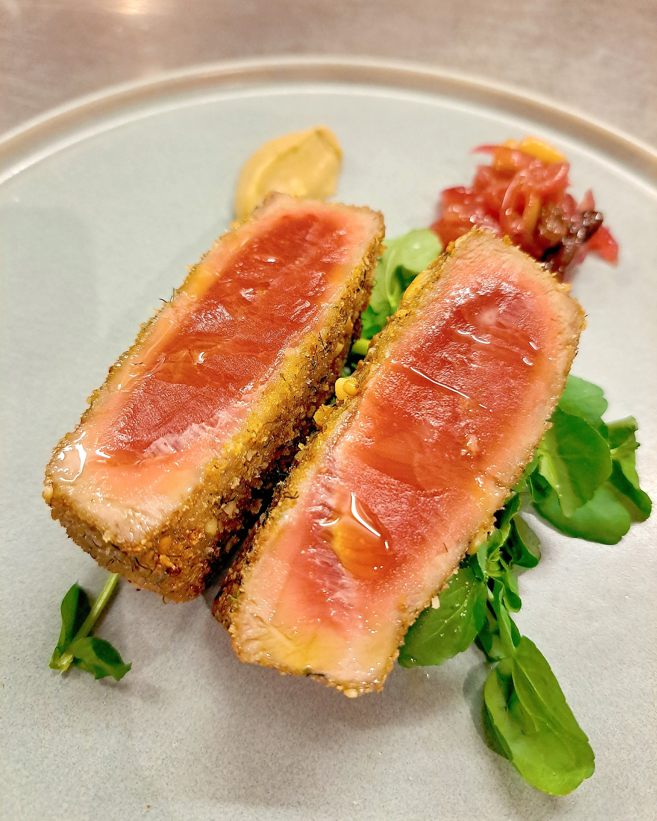 和歌山県 本マグロの香草パン粉揚げ  焼きナスのソース  赤玉ねぎのアグロドルチェ