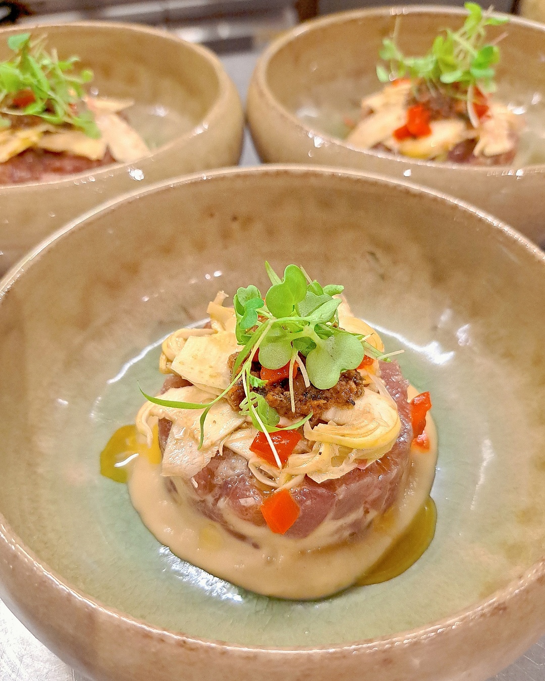 鰹のタルタル  焼きナスのピューレ  カルチョーフィのせ
