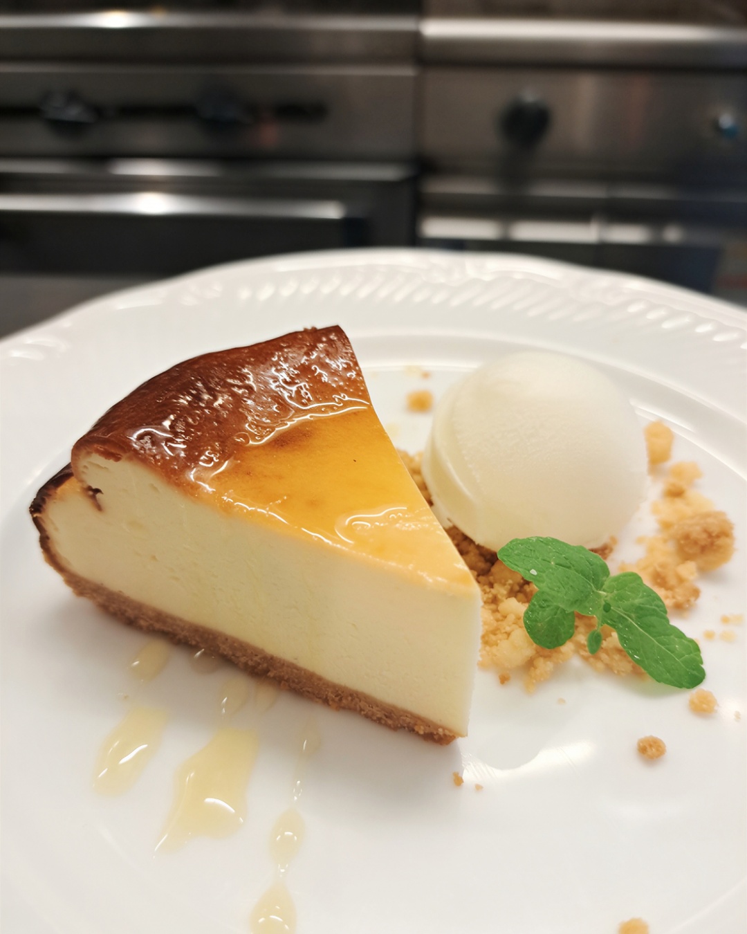 ゴルゴンゾーラのチーズケーキ  はちみつレモンのソース  ジェラート添え