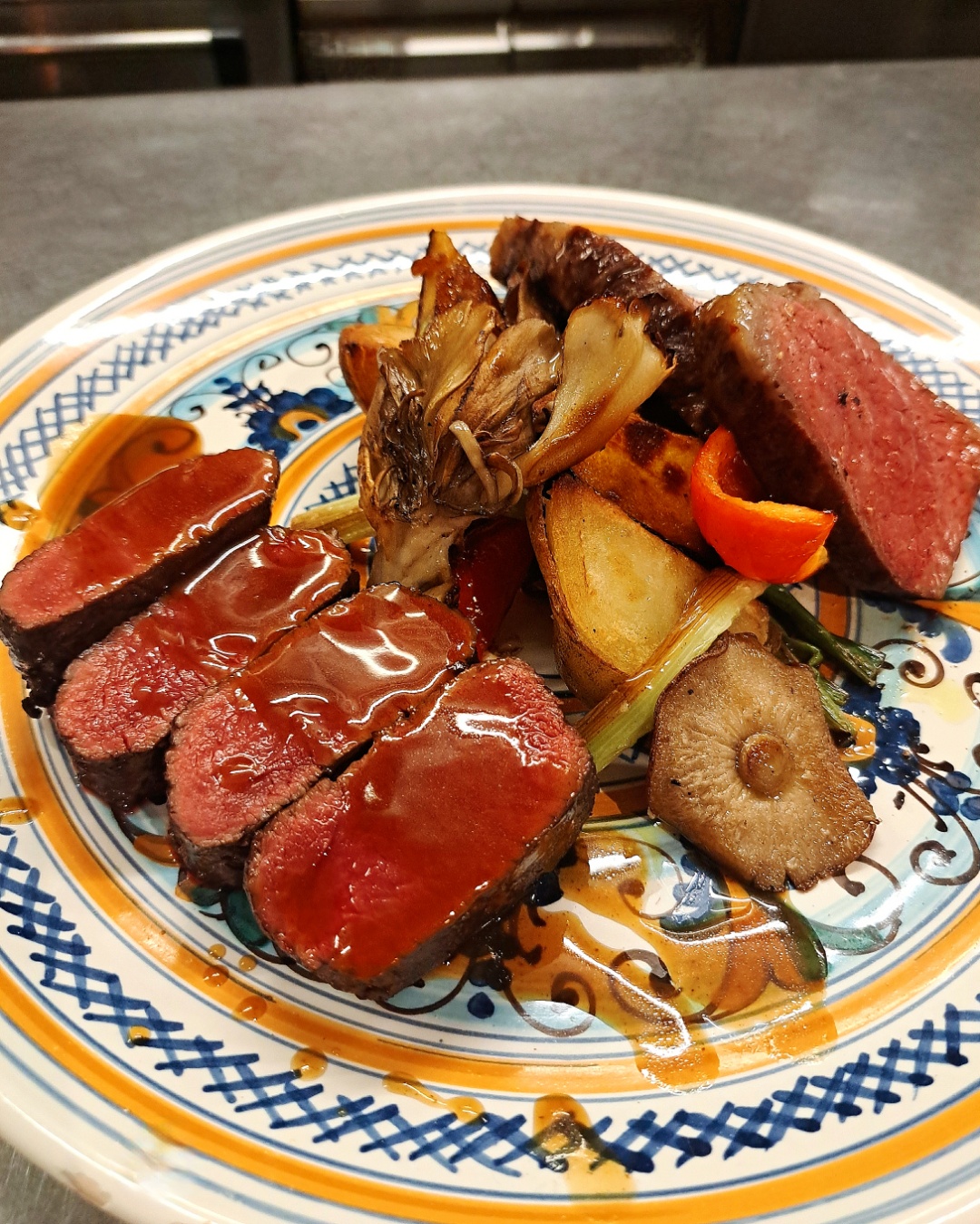 増えてます♪  お肉2種盛り合わせ