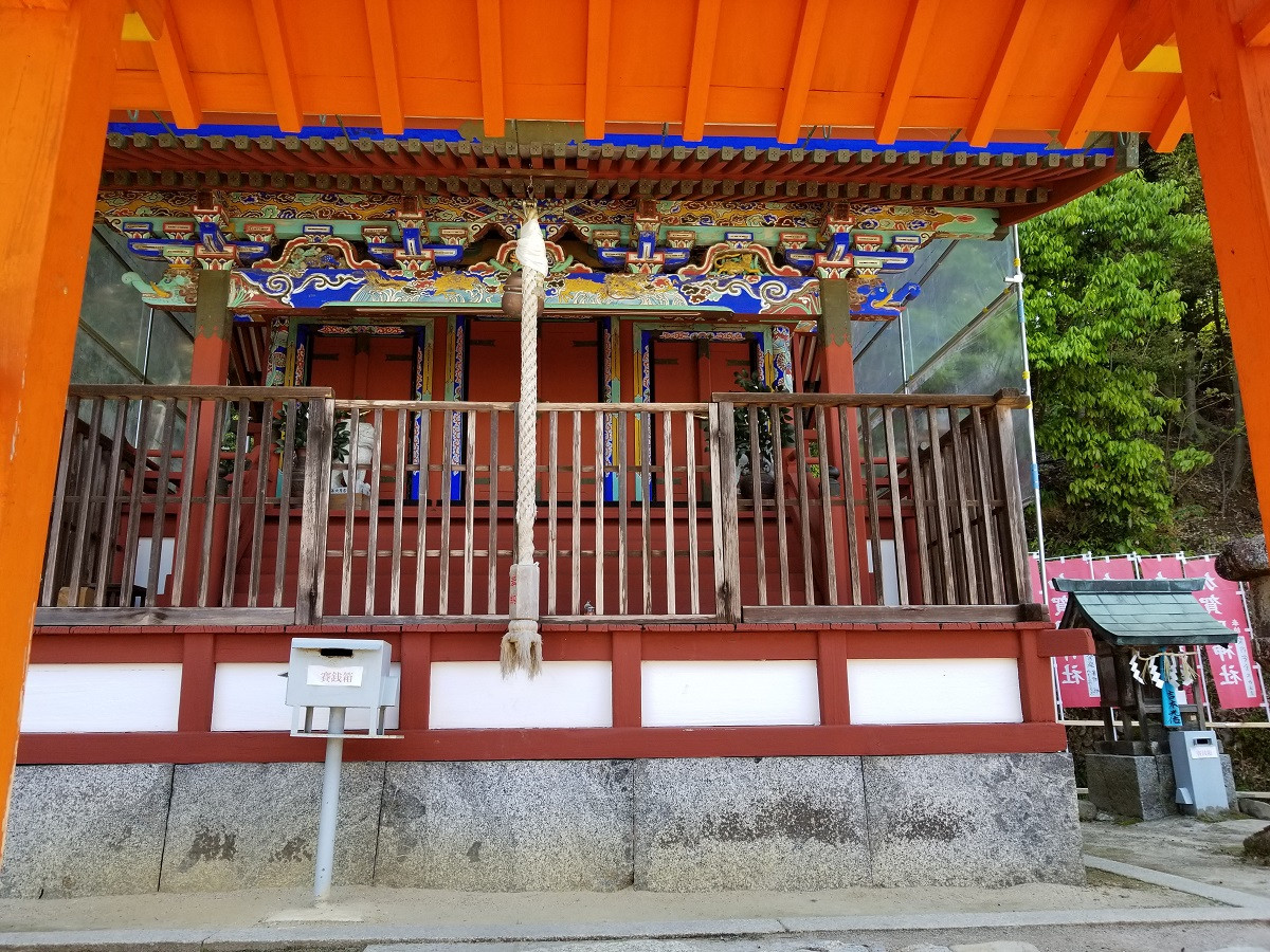 艶やかな彩色の加賀田神社.jpg
