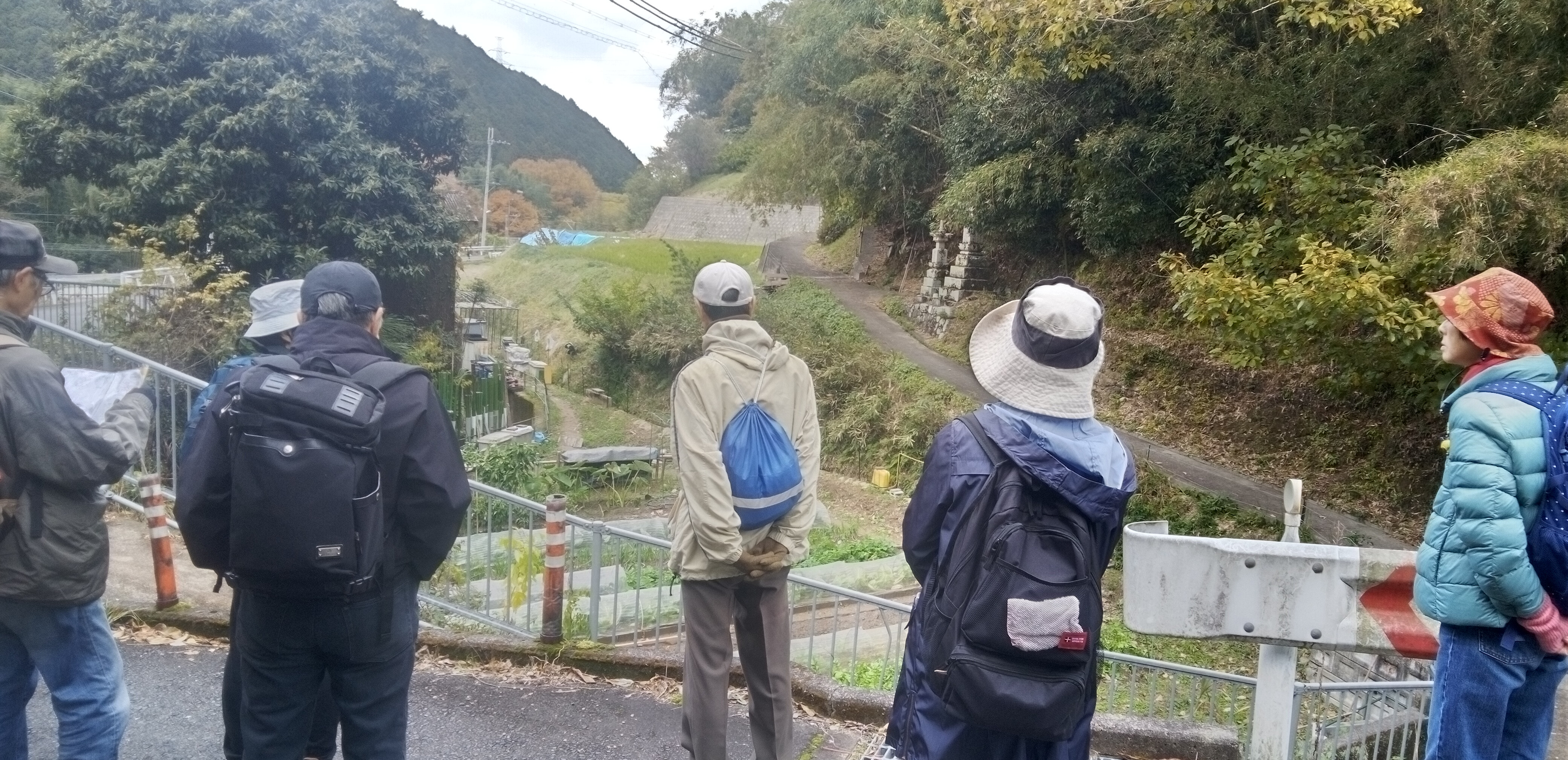 下岩瀬・宝篋印塔のガイド風景