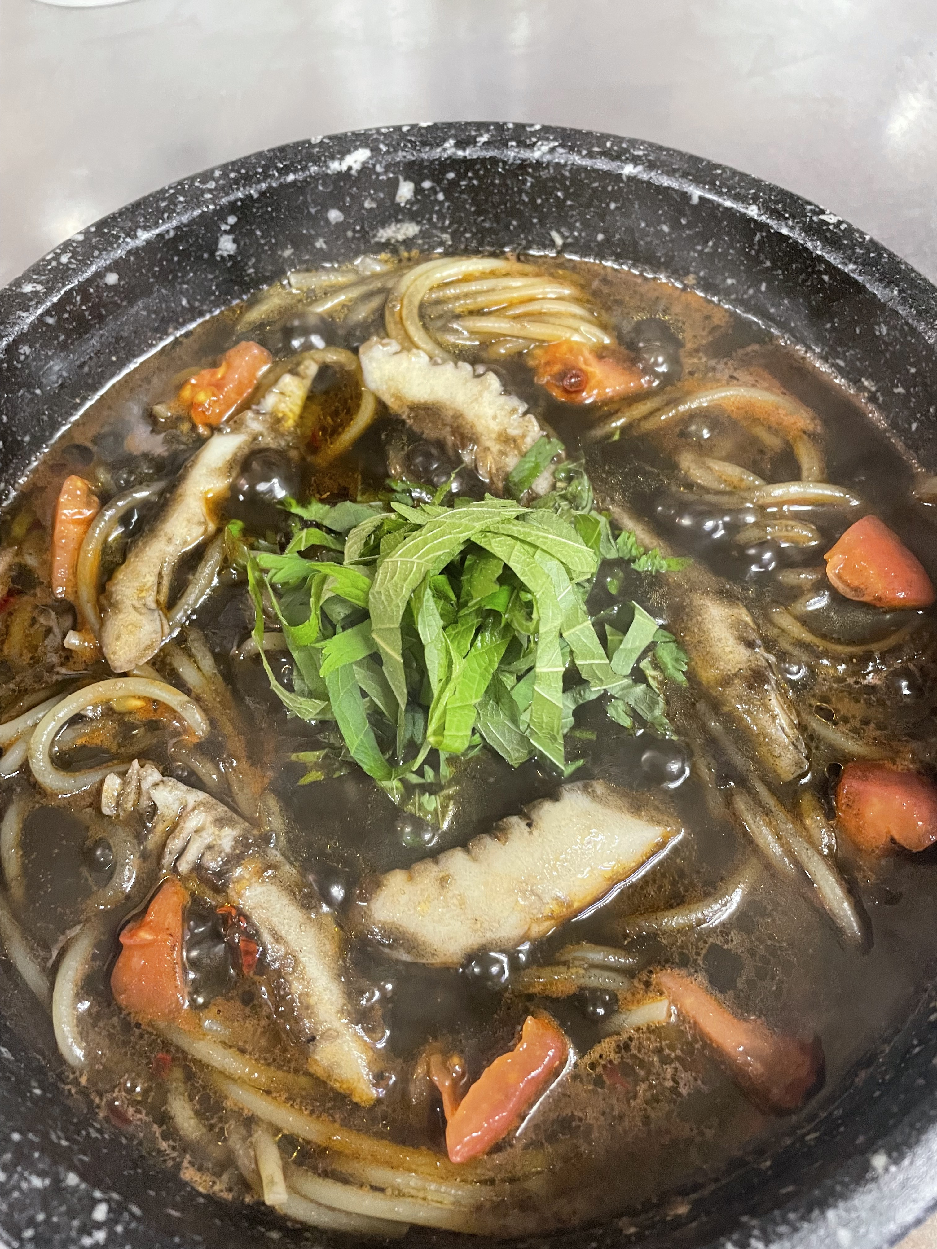 イカ墨のトマトペペロンチーノ