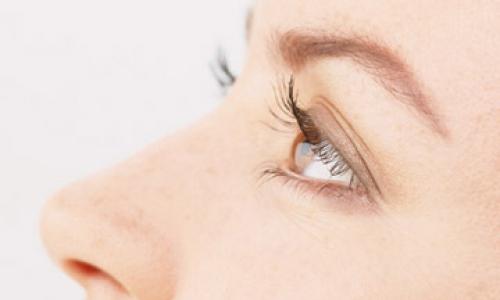 健康な眼は、定期的な専門医師の検査から