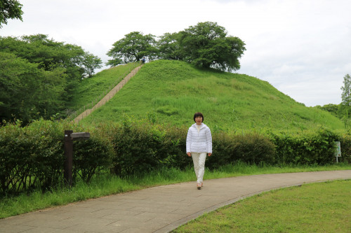 丸墓古墳の前を散歩.JPG