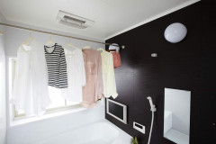 浴室暖房乾燥機衣料乾燥使用イメージ（斜め）_S.jpg