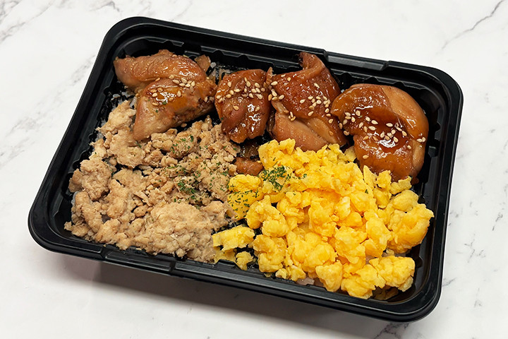 【炭火焼鳥そぼろ丼】※10個からのご注文となります。