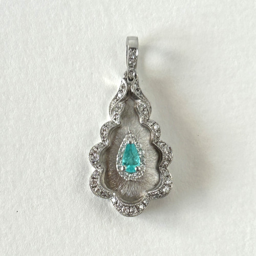 ブラジル🇧🇷産の<パライバトルマリンのペンダント>を　お作りいたしました❣️