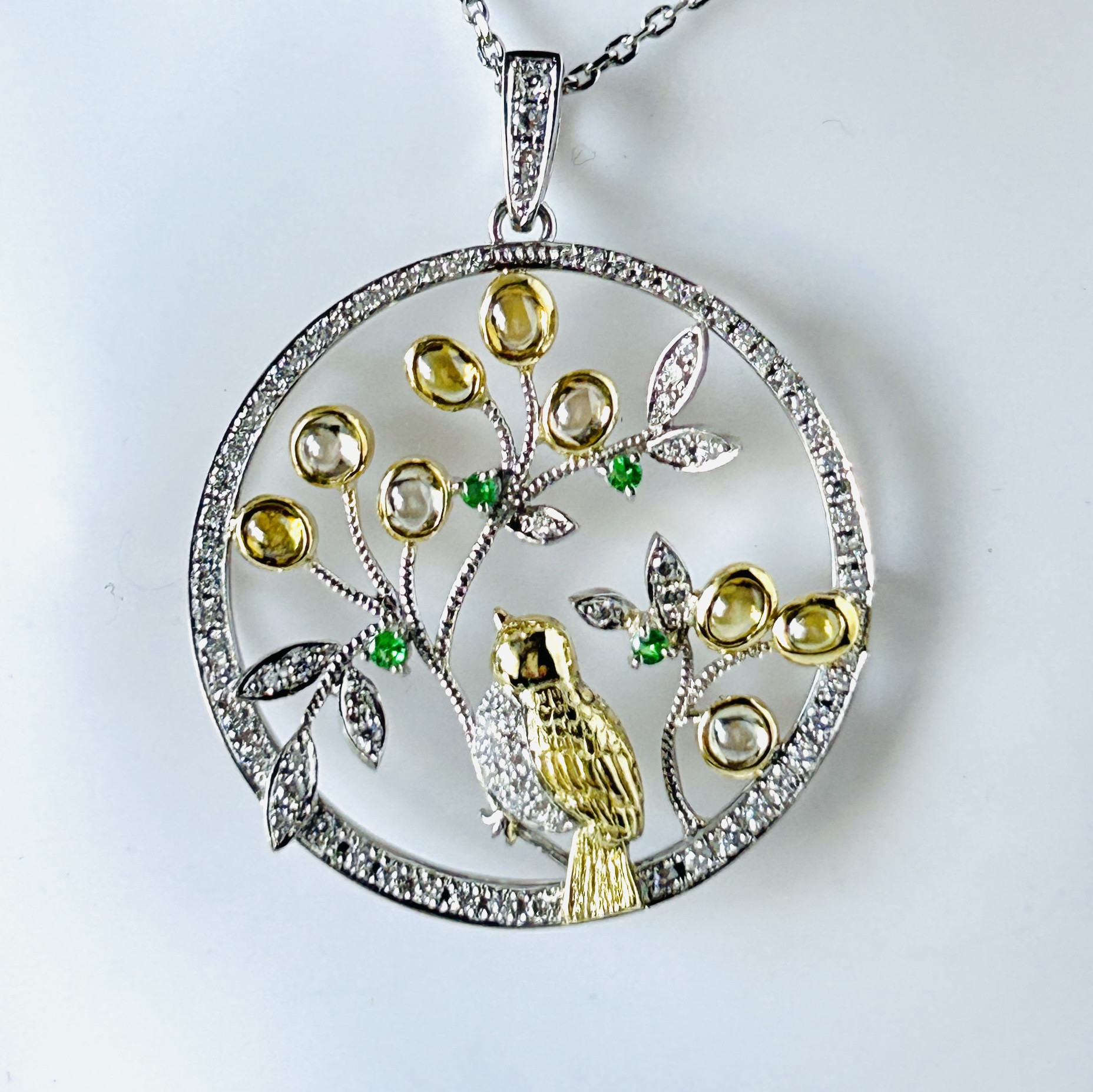 ＜黄金の実を見つめる鳥🕊️＞のペンダントをお作りしました❣️