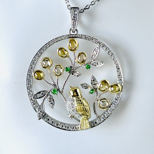 ＜黄金の実を見つめる鳥🕊️＞のペンダントをお作りしました❣️