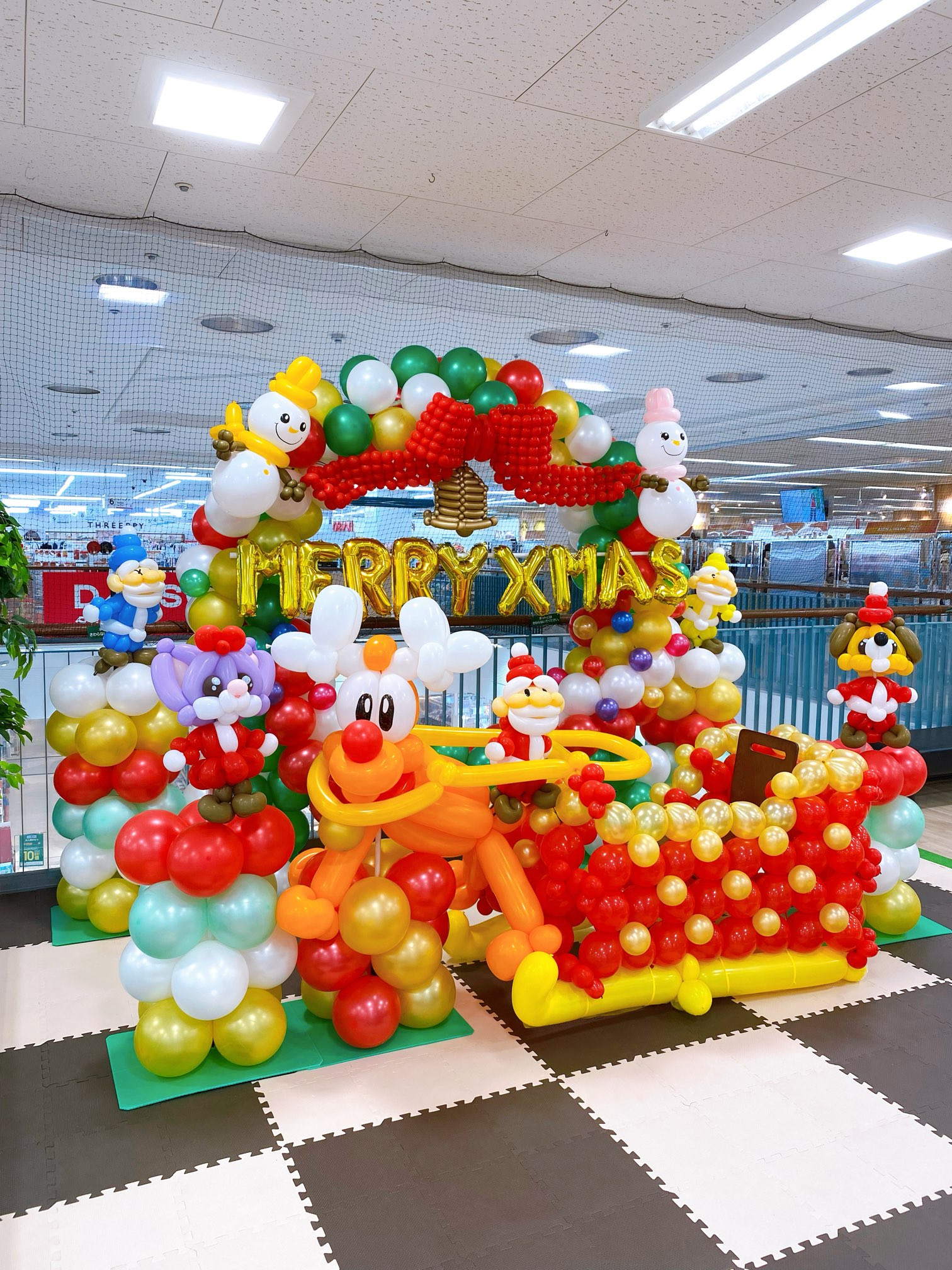 クリスマスバルーンを展示しました