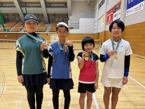 小学女子D優勝：岩佐（右端）・小場（右2）準優勝：水野（左端）・池田(日がり2）.jpg