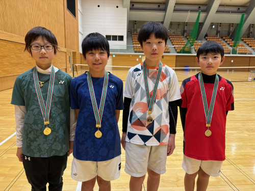 小学男子D優勝：川端（左端）・松塚（左2）準優勝：上田（右端）・角田（右2）.jpg