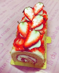苺のロールケーキ