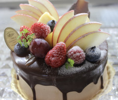 プレミアムチョコレートデコレーションケーキ　（フルーツ）