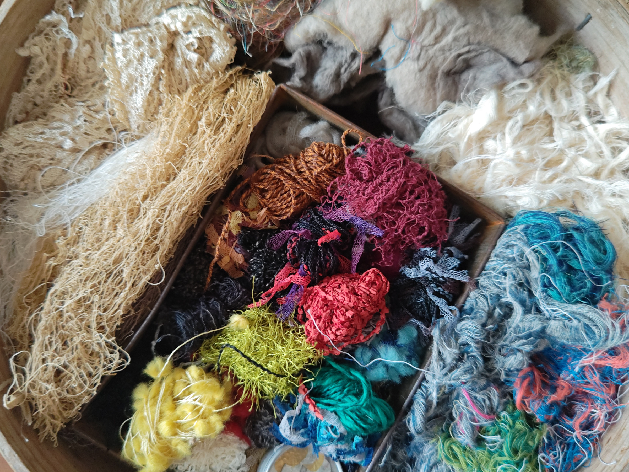 糸や布の端をも慈しんで