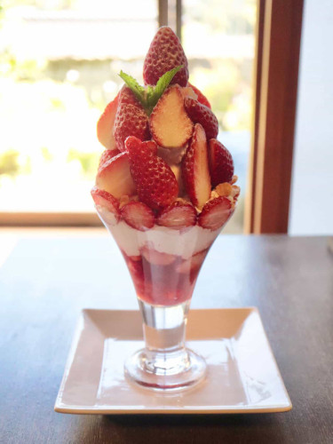 大きな苺パフェ