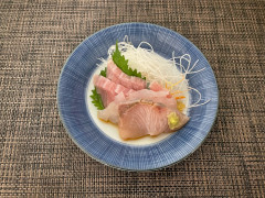 二の膳向附・・まぐろと鯛の平造り.JPEG