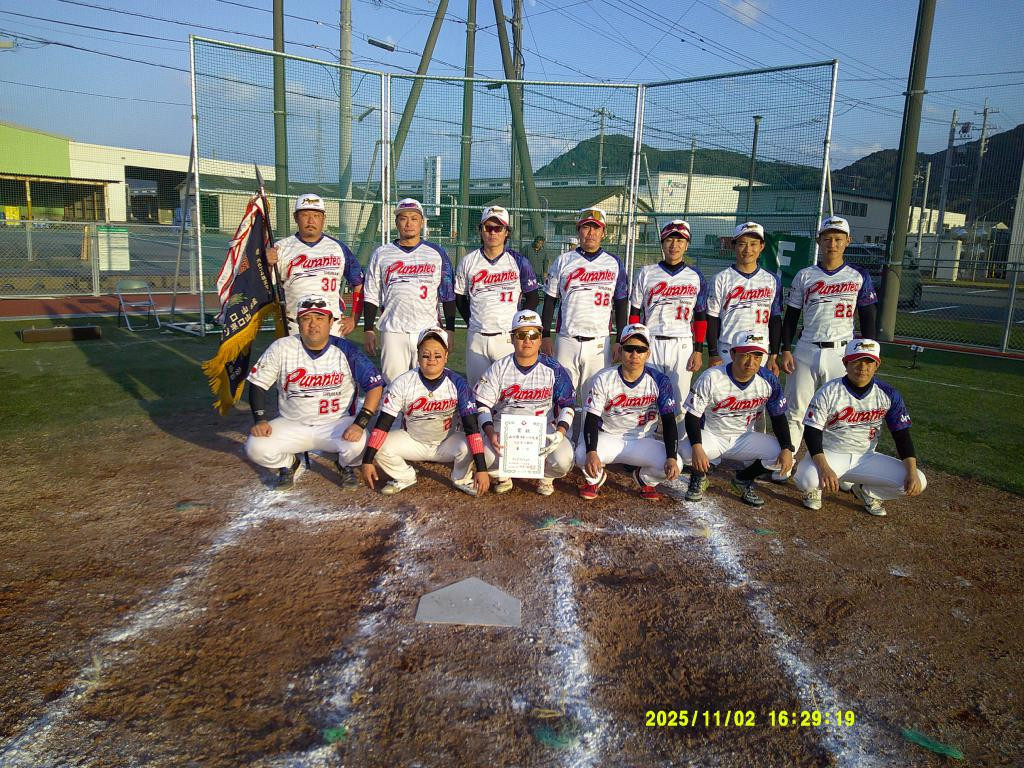 令和７年度山口県スポーツ大会「一般男子2部」ソフトボ－ル競技 優勝の周南プランテックのみなさん（R7.11.2　防府市）