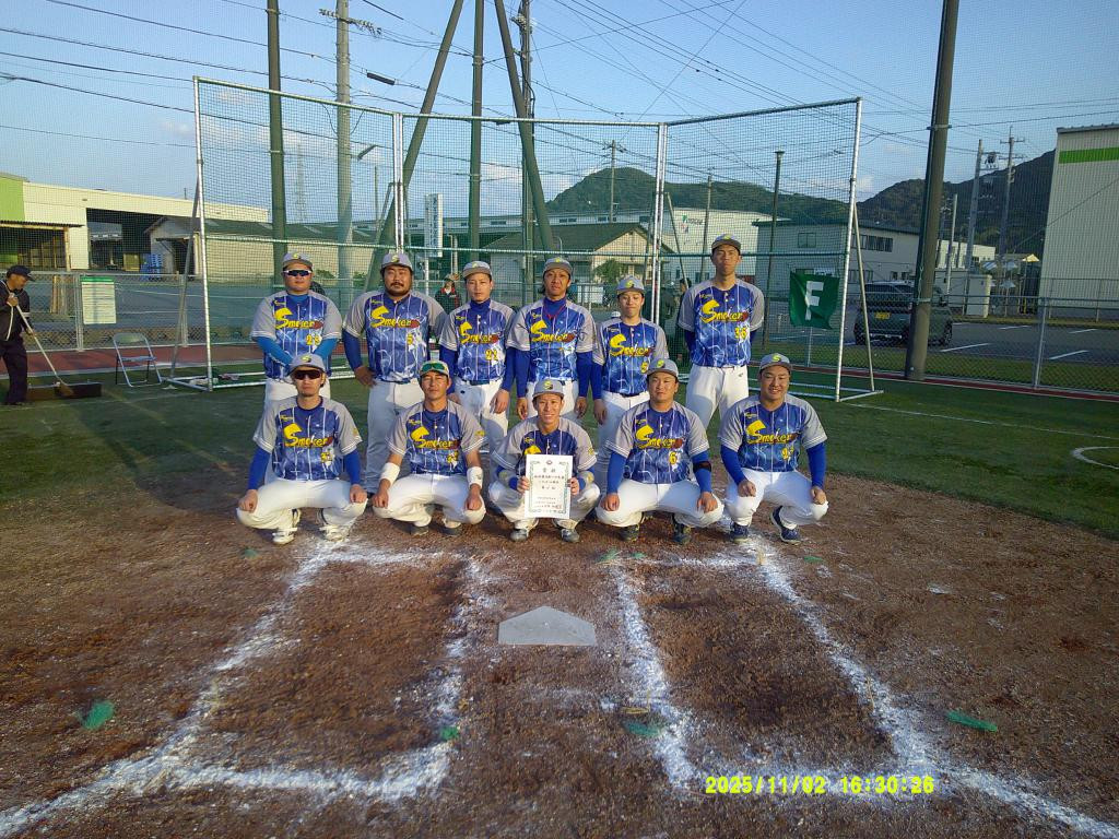 令和７年度山口県スポーツ大会「一般男子2部」ソフトボ－ル競技 準優勝のＳｍｏｋｅｒｓのみなさん（R7.11.2　防府市）