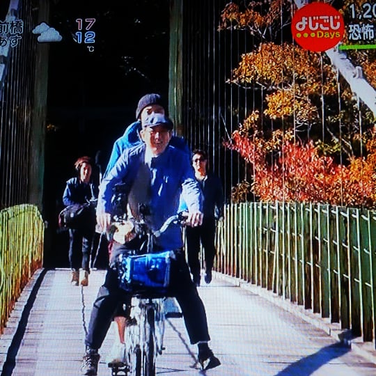 タンデム自転車で吊り橋を渡る