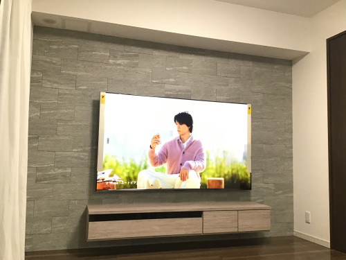 ハイセンス７５型（E80Rシリーズ）をエコカラットの壁を作って壁掛けさせていただきました