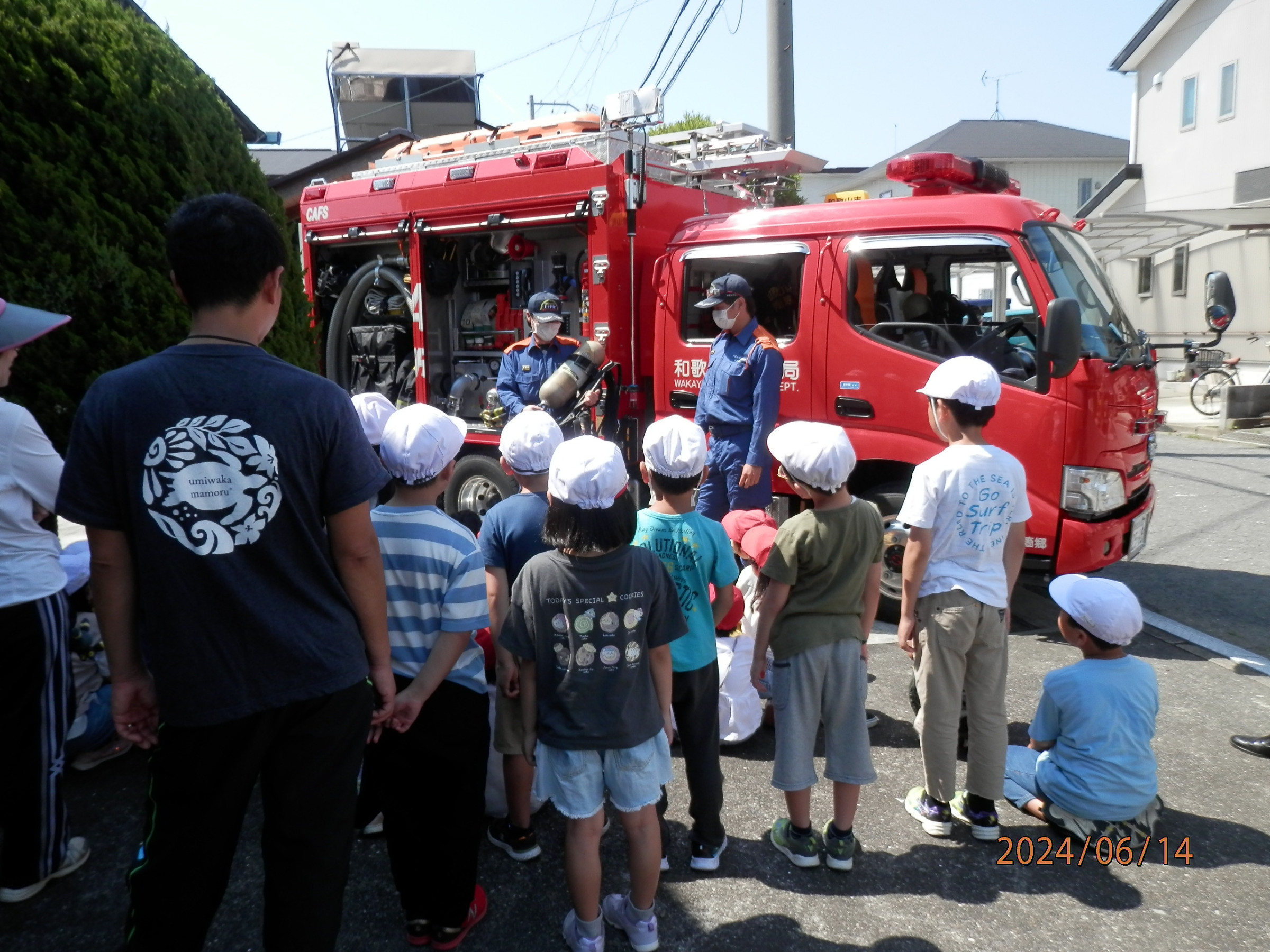 新南小学校の校校外学習で2年生が東消防署のご協力で消防車の勉強をしています。