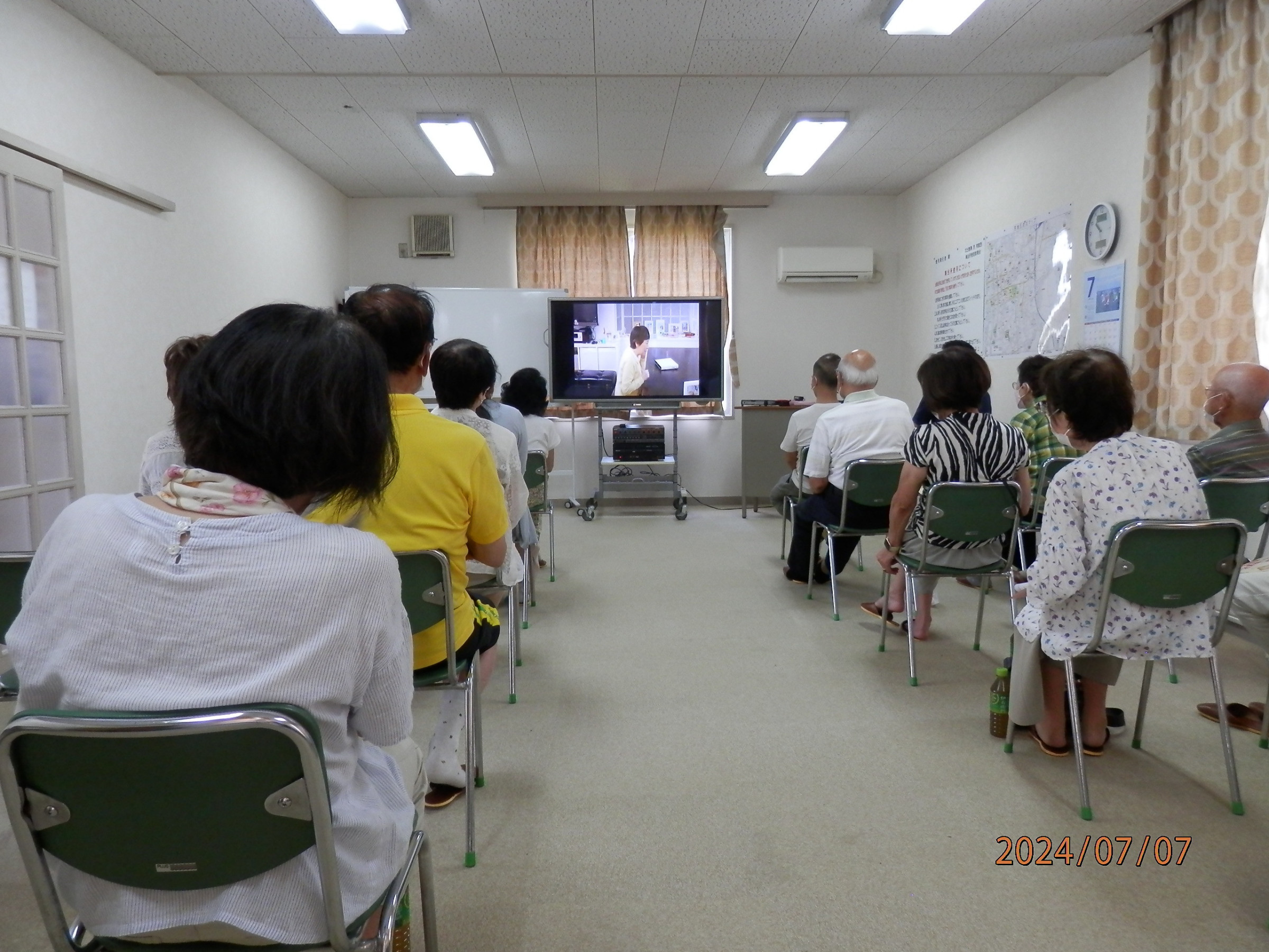 和歌山市市民自治振興課より講師を招いて年に一度の特殊詐欺防止講習を行っております。