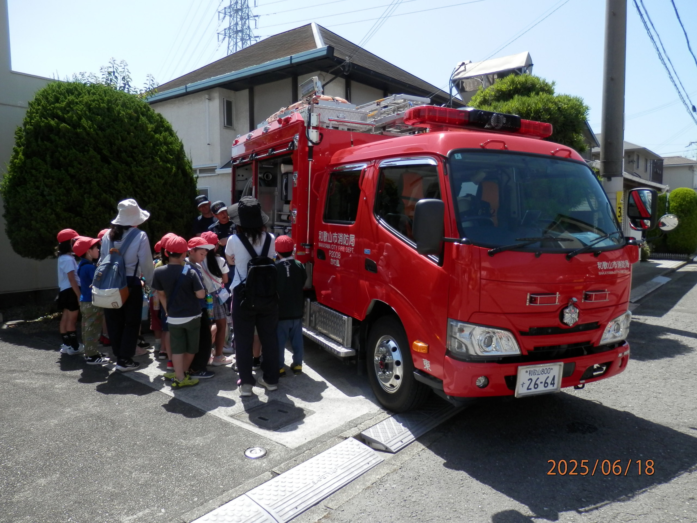 新南小学校の校校外学習で2年生が東消防署のご協力で消防車の勉強をしています。