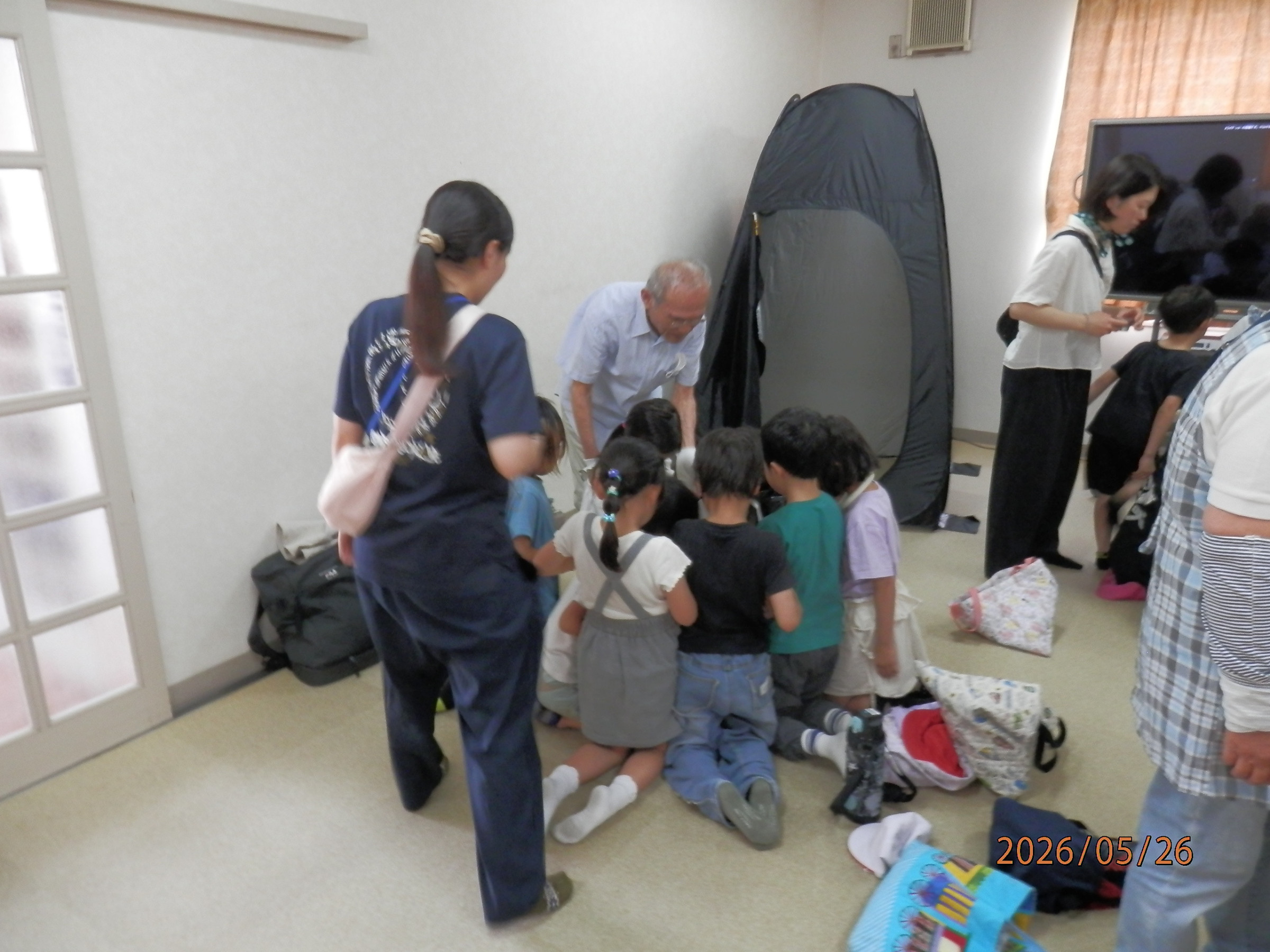 新南小学校の校区探検で集会所の大広間にて携帯トイレの実習を行いました。