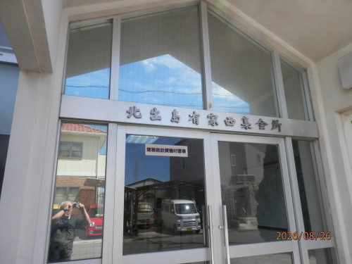 集会所　玄関　防眩フィルム処理工事！！