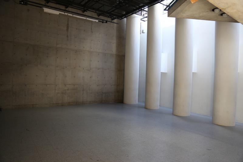 メインスタジオ　幅8.5m、奥行8m、高さ6m、自然光、遮光も可。