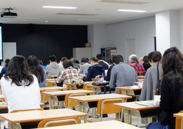 岩手の自動車学校で講習を受けている様子