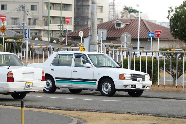 短期プランで免許取得！岩手県の自動車学校【一関自動車学校】 - 自動車学校で教習を受ける様子